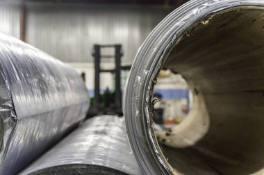 Forklift 'i arka planda olan fabrikada Rollsof Steel.