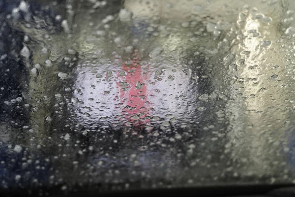 Bil Passerar genom biltvätt på bensinstation — Stockfoto