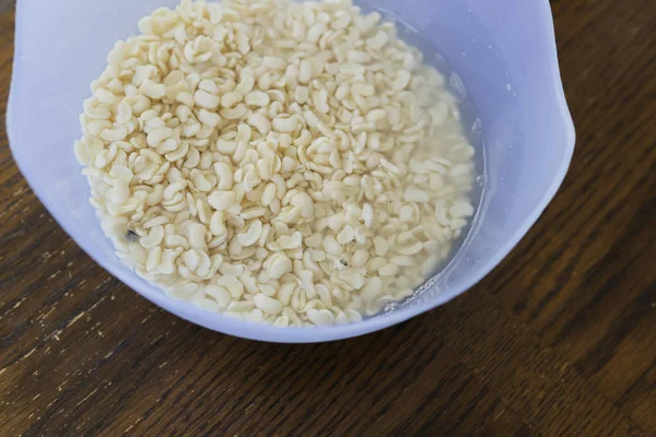 Een kom bonen gedrenkt in water. Ter voorbereiding van Akara en Moi Moi. Nigeriaans eten en snacks — Stockfoto