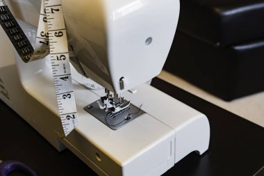 Ölçüm bandıyla dikiş makinesi iğnesi