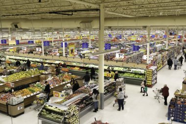 30 Kasım 2019 - Calgary, Alberta, Kanada - Kara Cuma boyunca bir süpermarkette alışveriş yapanlar, Siber Pazartesi