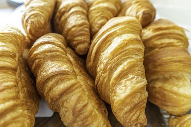 Taze pişmiş kruvasan. Kahvaltı ekmeği. Fransız pastası. Sandviç ekmeği ye ve iç