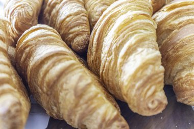 Taze pişmiş kruvasan. Kahvaltı ekmeği. Fransız pastası. Sandviç ekmeği ye ve iç