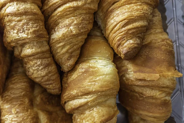 Croissant recién horneado. pan de desayuno. Pastelería francesa. comida y bebida pan sándwich — Foto de Stock