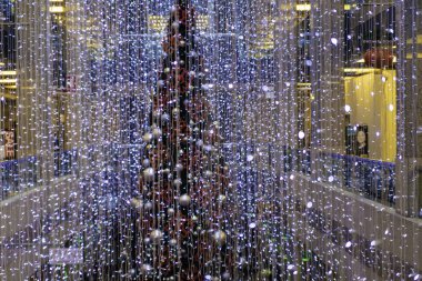 Kapalı bir Noel Ağacı Alışveriş Merkezinde Görünüm