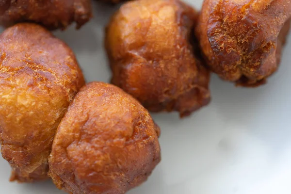 Puff Puff nigeriano e snack di polpettone serviti con tè freddo — Foto Stock