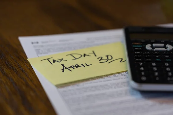 Canada Tax Day 30 de abril - Formularios de impuestos canadienses con calculadora y nota adhesiva — Foto de Stock
