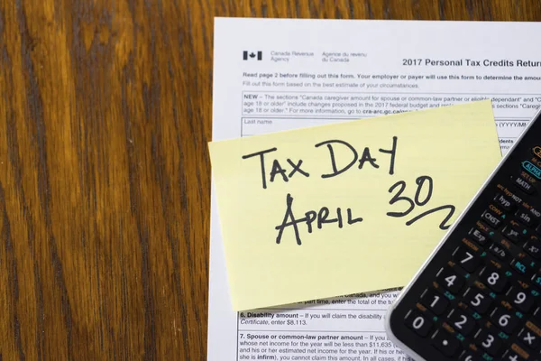 Canada Tax Day 30 aprile - moduli fiscali canadesi con calcolatrice e nota adesiva — Foto Stock