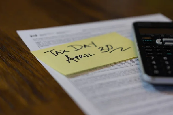 Canada Tax Day April 30 - Canadian tax forms with calculator and sticky note — Stock Photo, Image