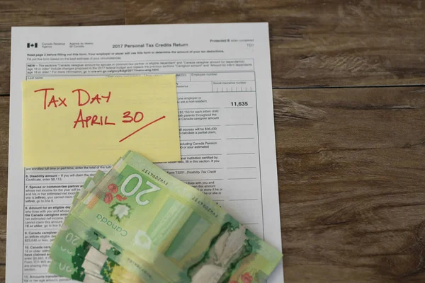 Kanadyjski T4 Osobisty formularz deklaracji podatkowej z dolarami kanadyjskimi do zwrotu — Zdjęcie stockowe
