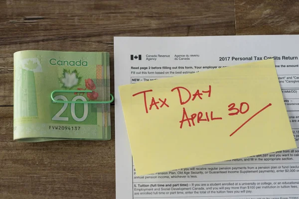 T4 canadese Modulo di dichiarazione dei redditi personale con dollari canadesi per il rimborso — Foto Stock