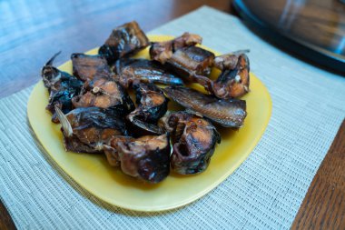 Çorba hazırlamak için kurutulmuş Nijerya balığı parçaları.