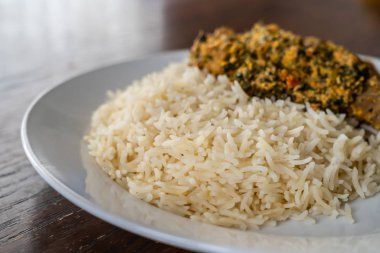 Nijerya Egusi Melon çorbası. Restoranda beyaz pirinçle servis ediliyor.