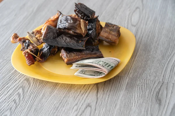 Nigerian dried roasted fish with Naira notes — Stock Photo, Image