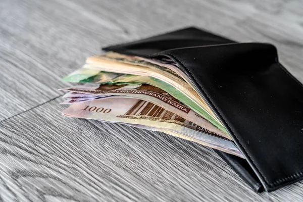 İçinde çeşitli kürtajlar olan siyah deri bir cüzdan.