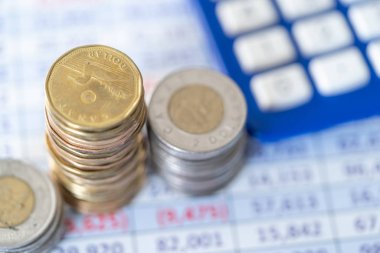 Hesap Makineli Para Yığını ve Finans Raporu Hesap Çizelgesi - İş Konsepti