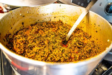 Yemek servisi için büyük bir kap taze Egusi Çorbası.