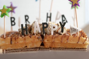 Doğum günü pastasında çikolatalı ve ballı waffle.