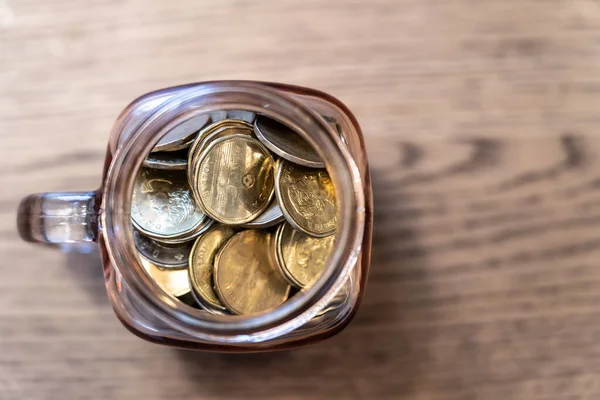 Pot gevuld met opgeslagen munten van boven — Stockfoto