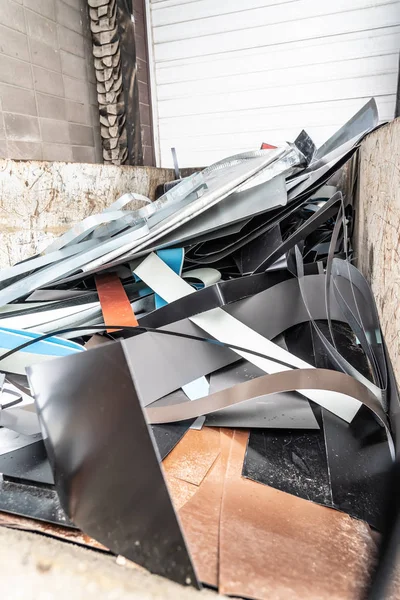 Chatarra de acero en la papelera para la recogida de reciclaje — Foto de Stock