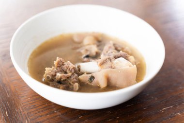 Beyaz kasede servis edilen Nijerya Keçi eti Biber Çorbası