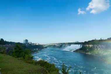 Niagara Şelalesi 'nin panorama manzarası ve nehirde yüzen tekne
