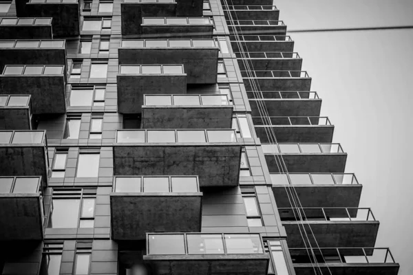 Una nuova torre di appartamenti nel centro di Calgary — Foto Stock