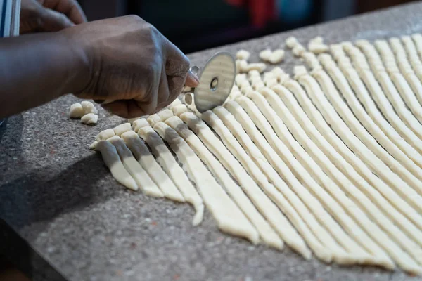 Zubereitung nigerianischen Kinn in der Küche zu Hause — Stockfoto