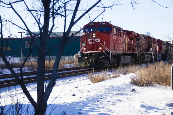 11 Kasım 2018 - Calgary, Alberta, Kanada - Kanada Pasifik treni Calgary 'ye yanaşıyor