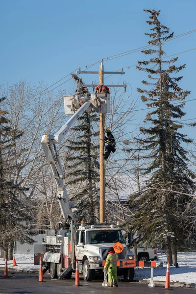 17 de noviembre de 2018 - Calgary, Alberta, Canadá - Enmax Repair Crew Trabajando en cables eléctricos —  Fotos de Stock