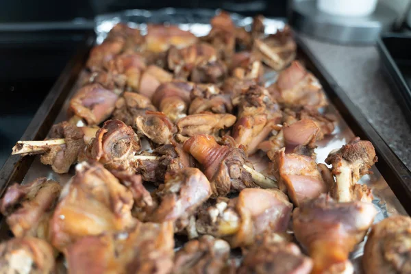 Pezzi di pollo appena tostato in vassoio — Foto Stock