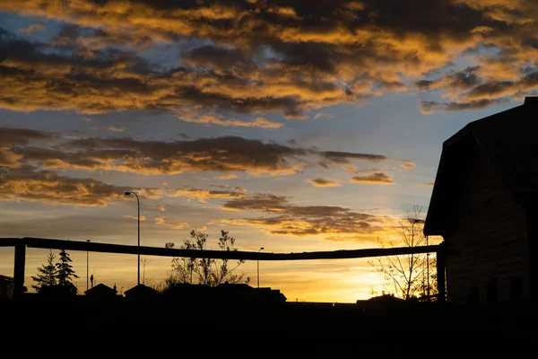 Coucher de soleil spectaculaire en soirée avec vue sur la Silhouette — Photo