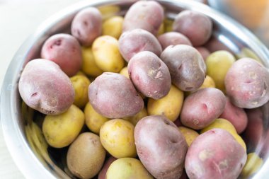 Kahverengi ve kırmızı küçük patatesler yukarıdan