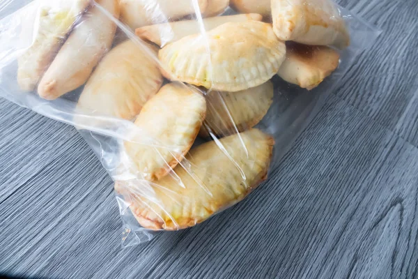 Mini pasteles de carne nigeriana en bolsas de plástico para almacenamiento — Foto de Stock