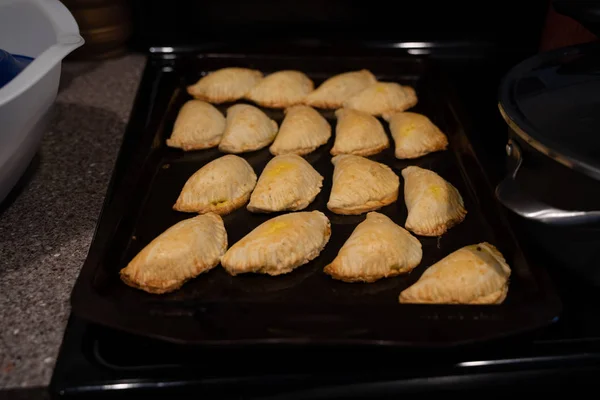 Mini nigeryjskie placki mięsne pieczone w piekarniku — Zdjęcie stockowe