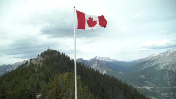 Bandiera canadese che sventola sul monte Sulphur di fronte al Boardwalk — Video Stock