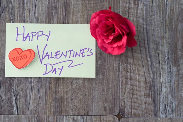 Kézzel írott Valentin napi jegyzet piros rózsa mutatja a szeretet — Stock Fotó