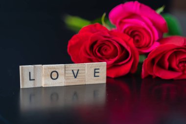 Valantines Günü için taze kesilmiş güller - Siyah arka planda romantik kavram