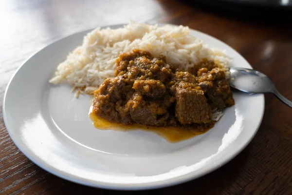 Baharatlı pilav ve baharatlı güveç. Geleneksel Nijerya yemeği. — Stok fotoğraf