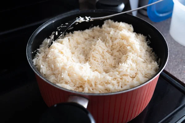 Pot van gekookte witte rijst koken op keukenfornuis — Stockfoto