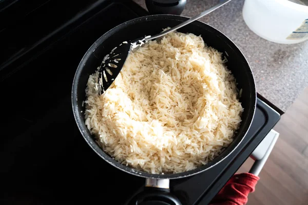 Pot van gekookte witte rijst koken op keukenfornuis — Stockfoto