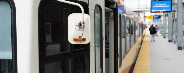 Şehir tren istasyonunda toplu taşıma treni