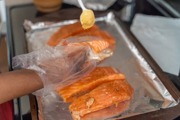 Marinar filetes de salmón orgánicos frescos antes de asar a la parrilla —  Fotos de Stock