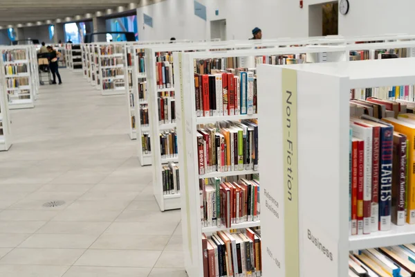 31 de diciembre de 2018 - Calgary, Alberta - Interior de la nueva Biblioteca Central de Calgary — Foto de Stock
