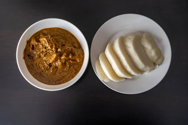 Inhame batido nigeriano fatiado servido com sopa de banga — Fotografia de Stock