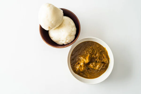 Νιγηριανή Στρογγυλή γλυκοπατάτα τυλιγμένη σε πλαστικό σερβίρεται με Banga σούπα — Φωτογραφία Αρχείου