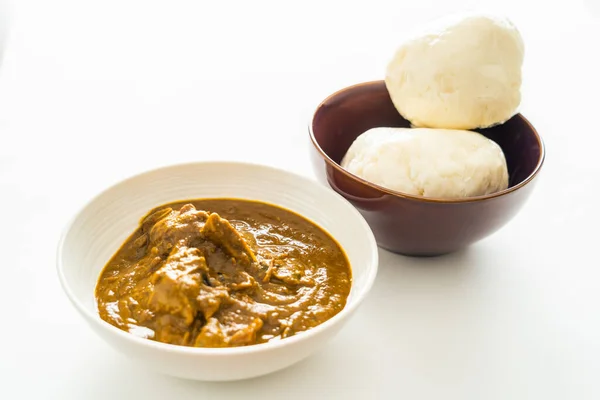 Inhame nigeriano socado envolto em plástico servido com sopa de Banga — Fotografia de Stock