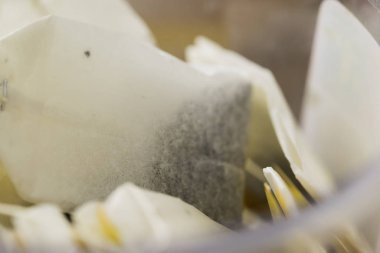 Masada bir kutu dolusu çay poşeti.