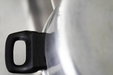 Tencere temizlenecek ve lavabo kuruyacak.