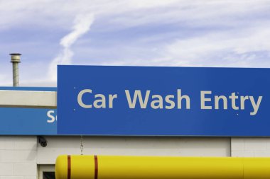 Sanayi bölgesinde ticari oto yıkama girişi tabelası